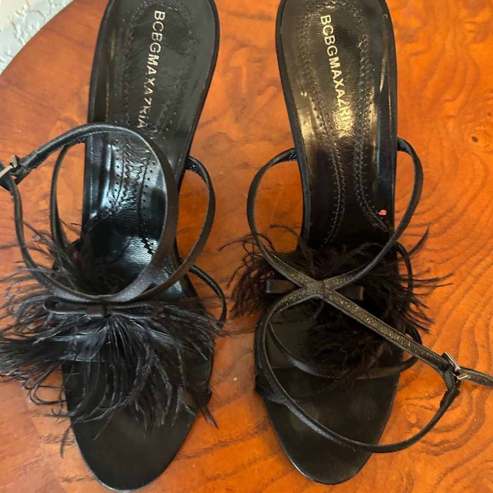 ❤️ BCBG Chic Black Feathered Women's Sandals